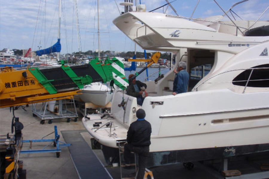 天井クレーン2.5tも完備